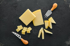 奶酪片和刀叉摄影图