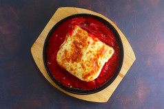 番茄酱和鸡蛋饼摄影图