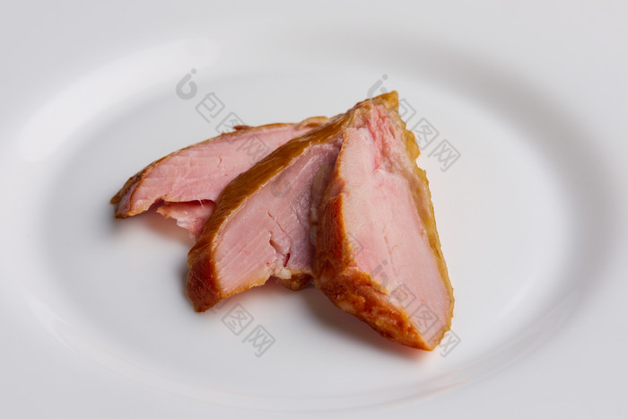 盘子里腌制的肉片