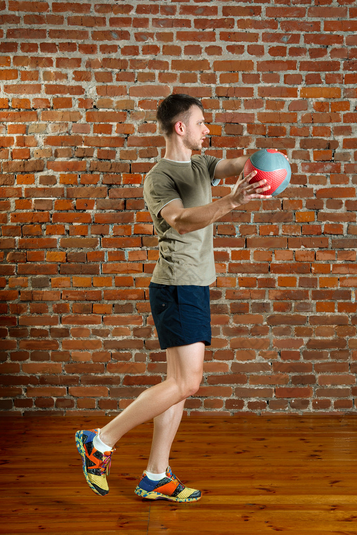 玩皮球的短裤男生