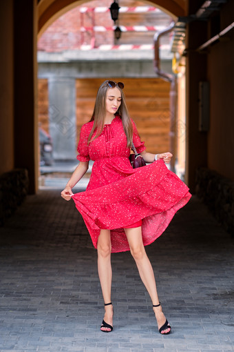 女孩飞舞的漂亮红裙