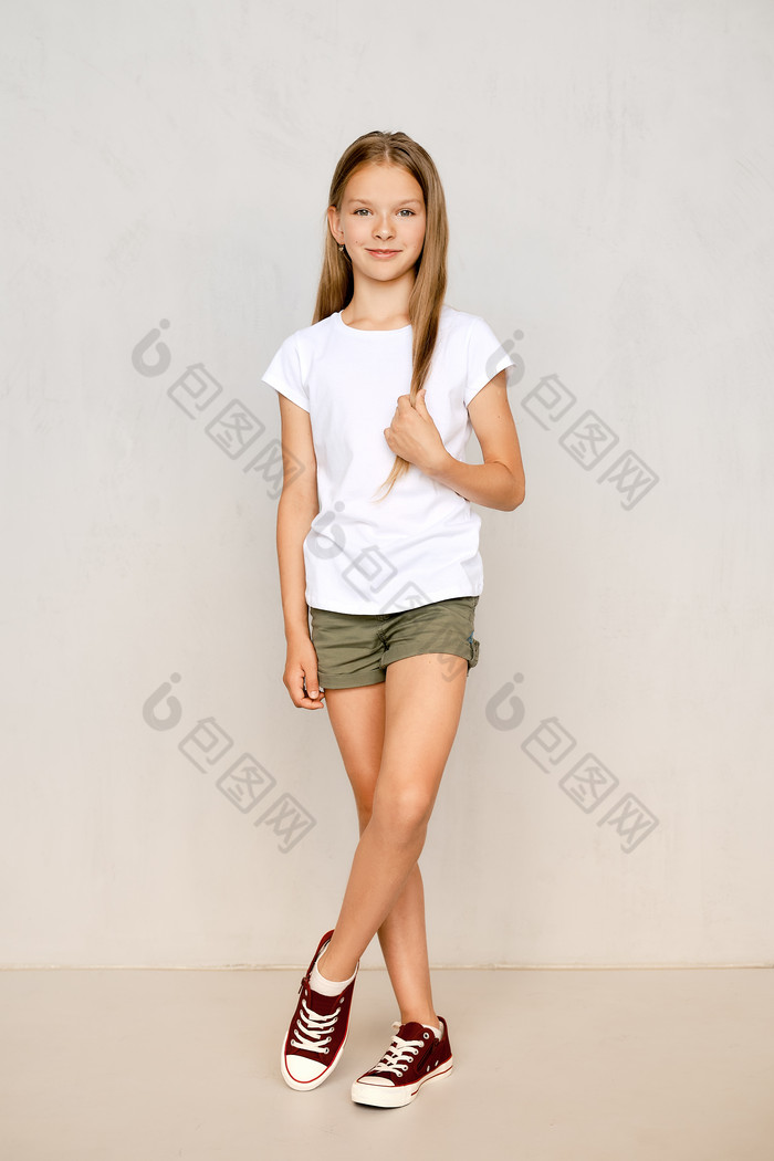 交叉双腿的女孩