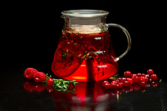 一罐美味的浆果汁摄影图