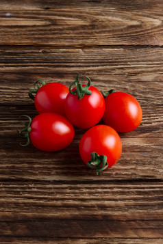 木桌上的小番茄摄影图
