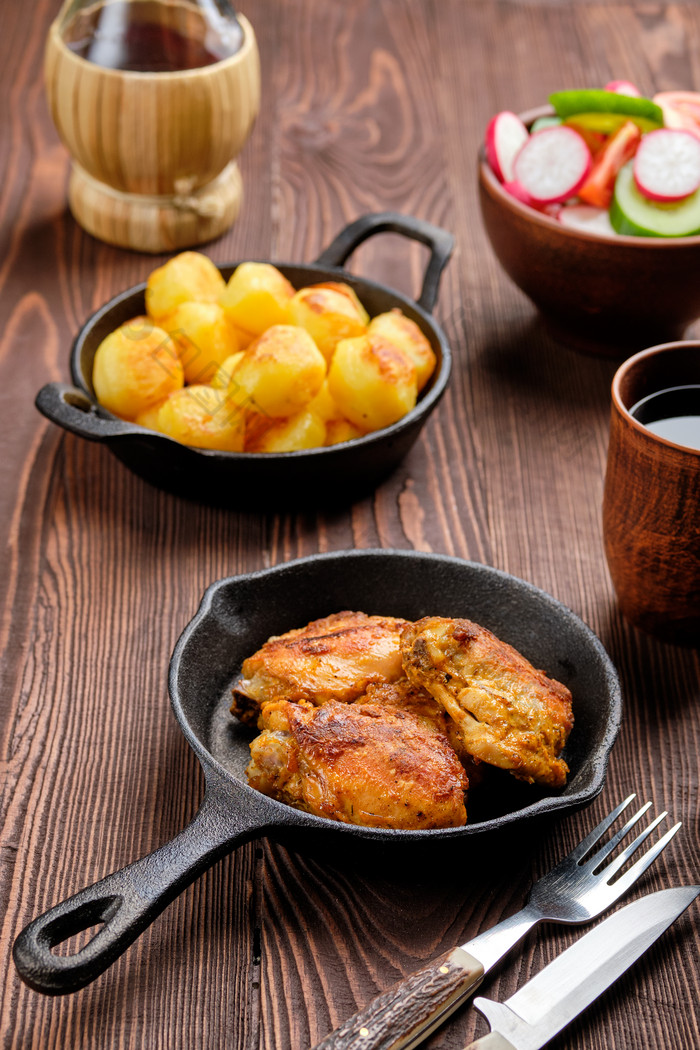 平底锅里的烤肉