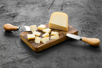 案板上的奶酪和刀子