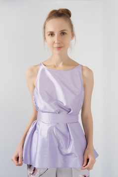 紫色的衣服套裙女士摄影图