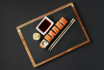 日本料理鱼籽寿司摄影图