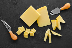 餐具和奶酪摄影图