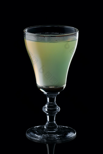 玻璃<strong>高脚杯</strong>里的绿色鸡尾酒