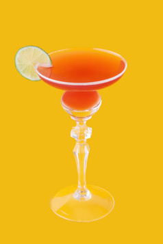 橙色背景下一杯精致的果汁
