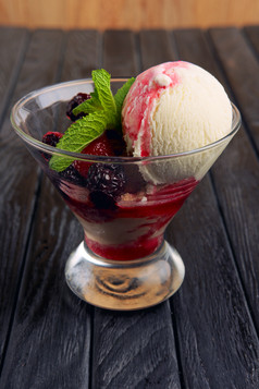 浆果冰淇淋甜品摄影图