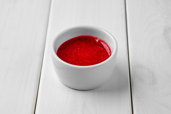 瓷杯里的浆果汁摄影图