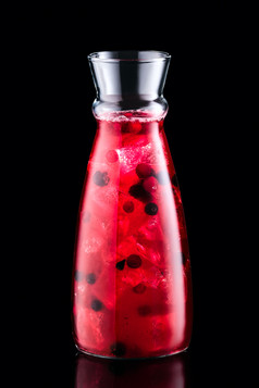 玻璃瓶红色果汁摄影图
