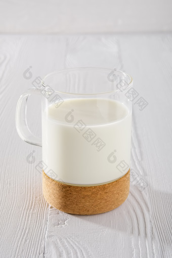 在桌子上的一杯牛奶
