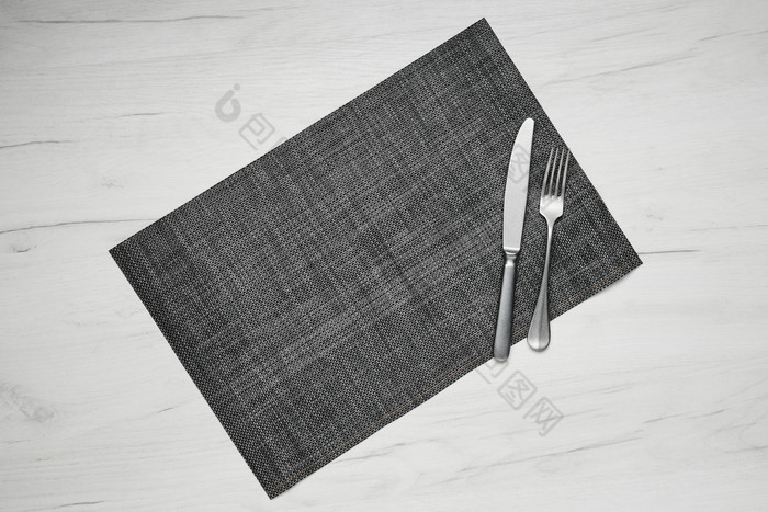 桌子的桌布和餐叉