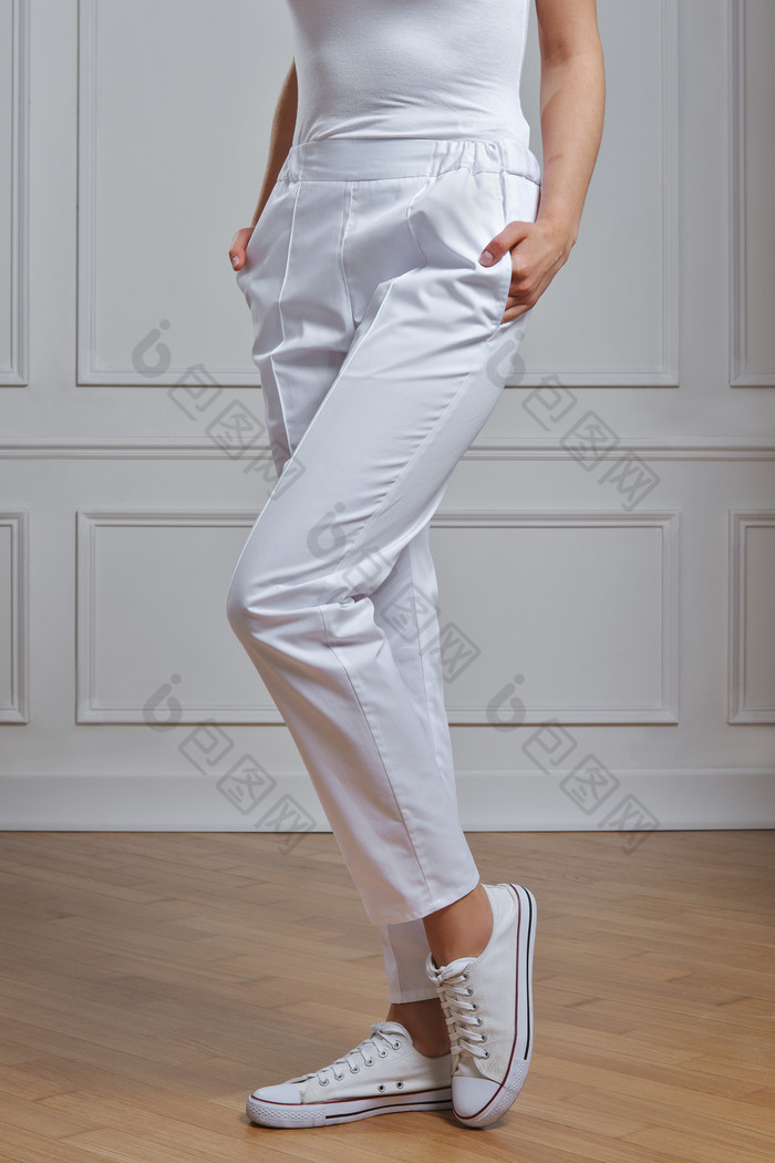 穿白色裤子的女人摄影图