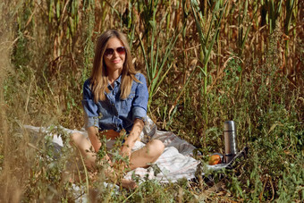 女孩坐在草地上摄影图