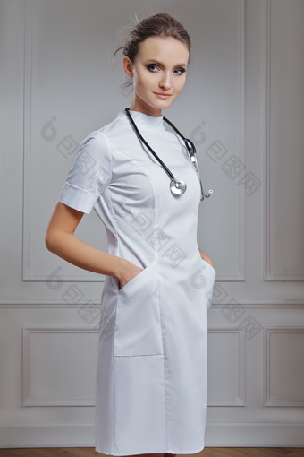 穿着白色护士服的外国护士