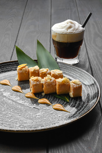 寿司和美味奶茶摄影图
