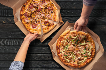 摆在桌子上的披萨美食