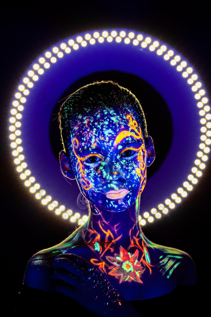 的霓虹灯女人素材免费下载,本次作品主题是摄影图,使用场景是人物形象