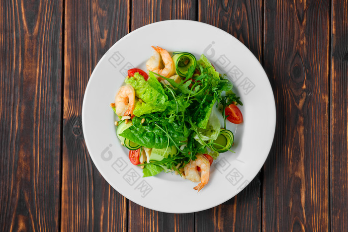 盘子里绿色的蔬菜摄影图