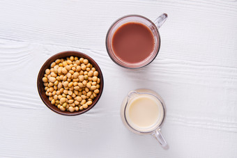 奶茶饮品和豆子摄影图