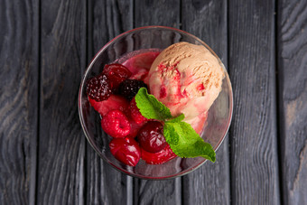 美味的<strong>草莓</strong>冰淇淋摄影图
