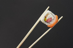 使用筷子夹住寿司