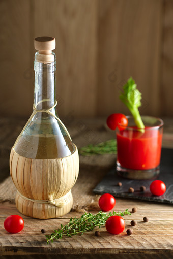 玻璃瓶饮品和小番茄