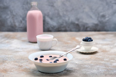 碗里粉色的奶茶摄影图