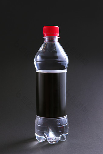 一瓶瓶装水摄影图