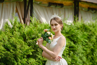 新娘穿着婚纱拿着鲜花