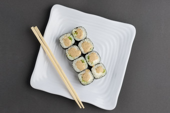 白色方盘里的寿司图片