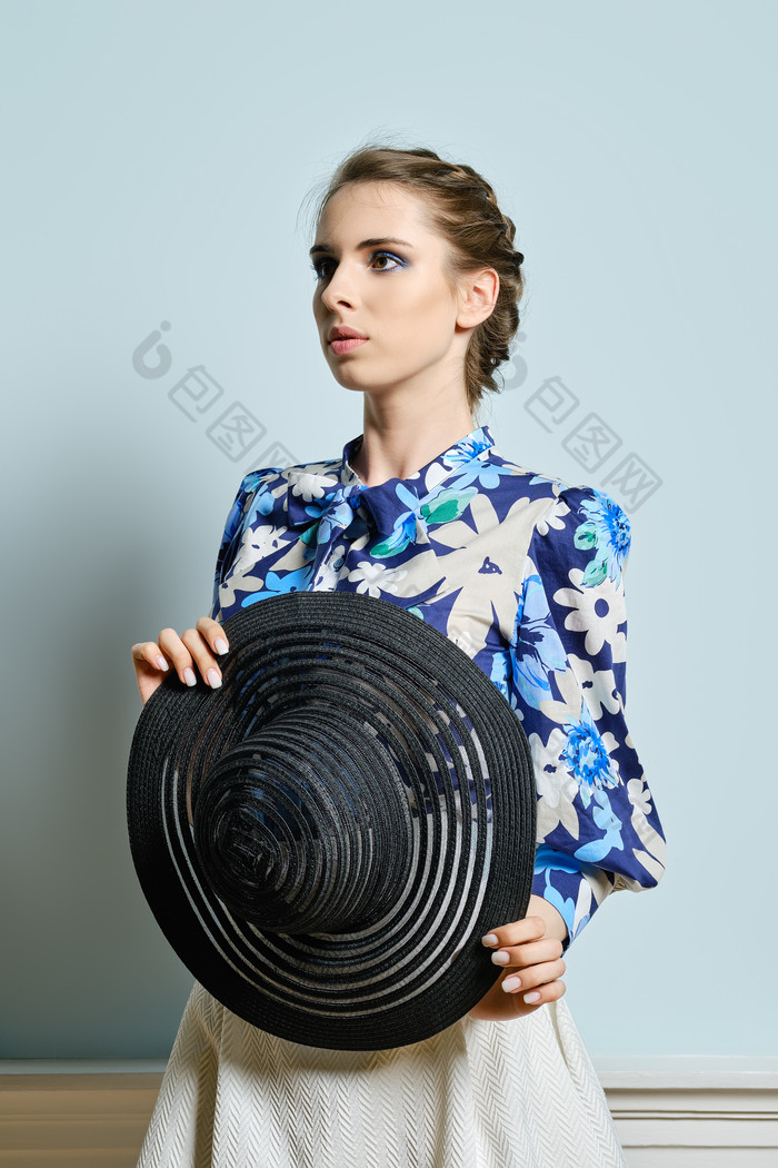 手拿帽子的女孩