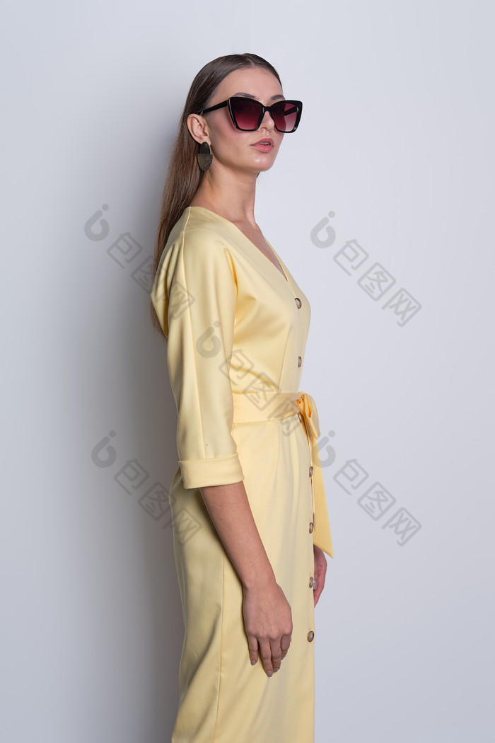 黄色衣服时髦的贵妇摄影图