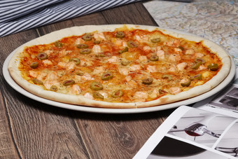 桌子上的一盘<strong>美味</strong>披萨