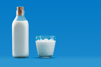 瓶子和杯子里的牛奶