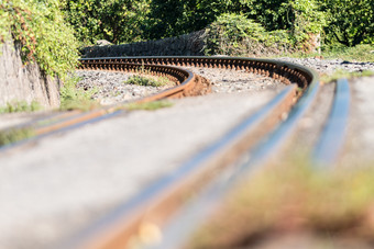 铁路轨道弯曲道路摄影图
