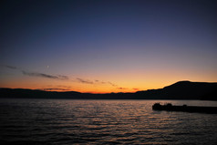 夜晚山峦海面景色