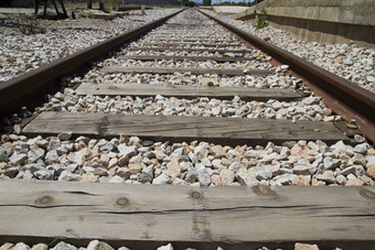 铁轨上的石子摄影图