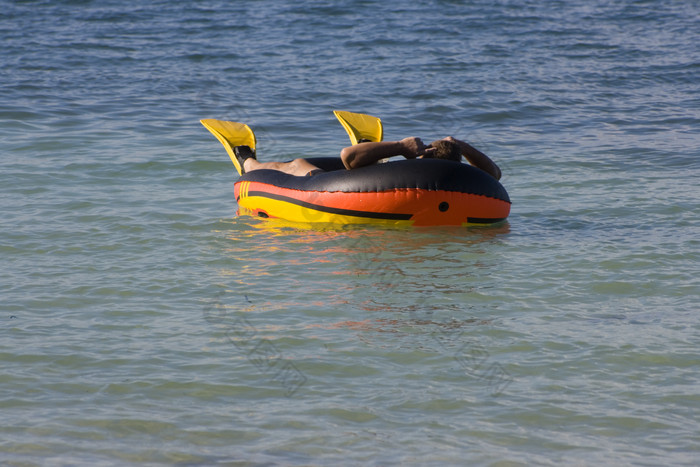 包图网提供精美好看的海中移动的橡皮艇素材免费下载,本次作品主题是