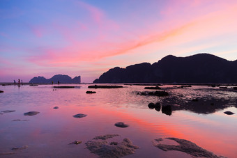 美丽夕阳下的海岛风景