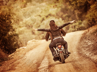 乡村小路骑摩托车情侣