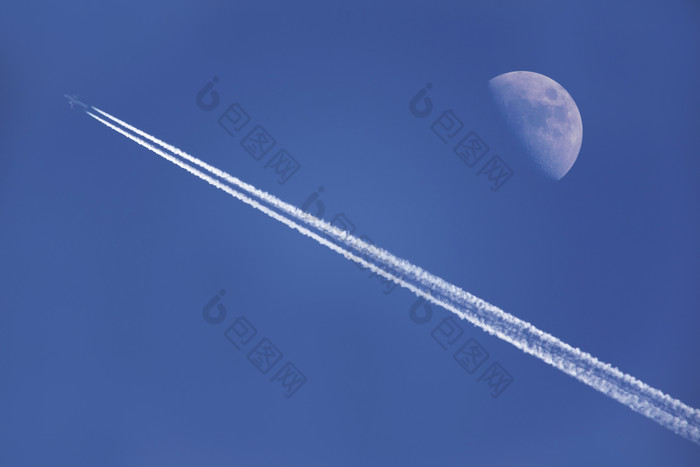 天空中的月亮和飞机