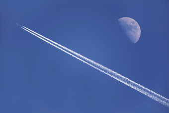 天空中的月亮和<strong>飞机</strong>