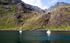 山脉湖水船只摄影图