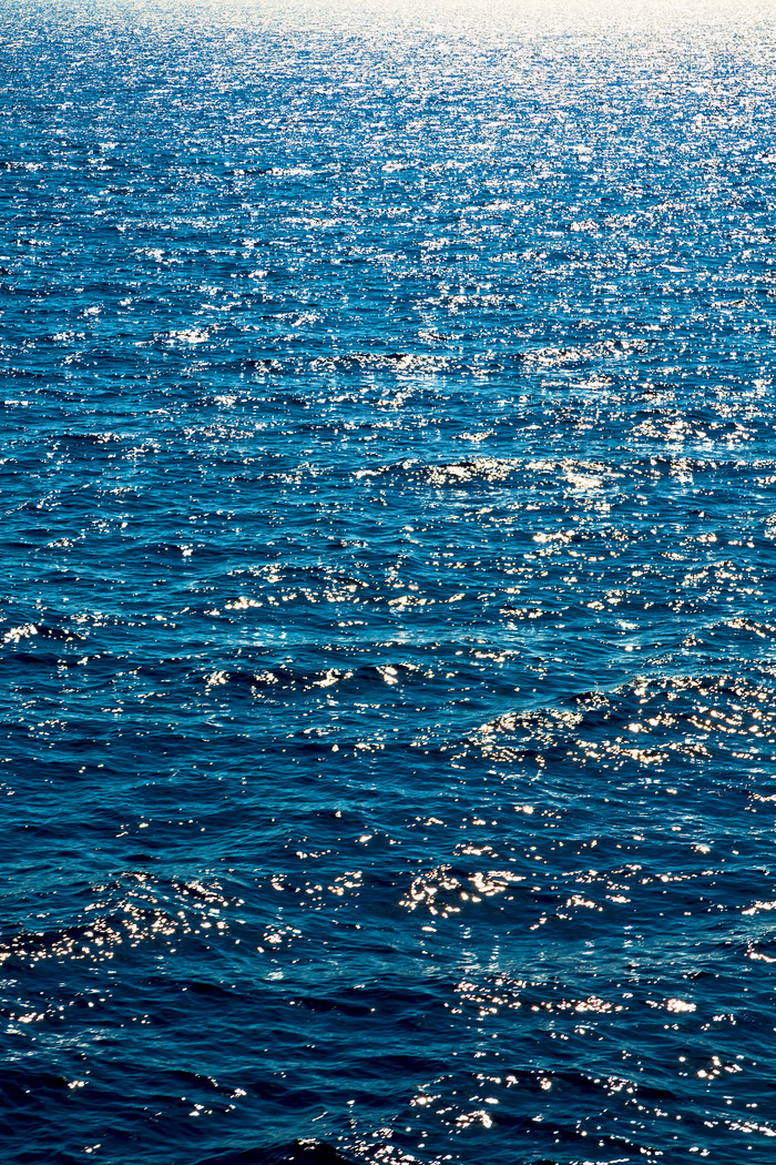 的阳光下的海面波纹素材免费下载,本次作品主题是摄影图,使用场景是