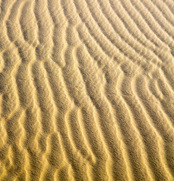 呈波浪形状的沙地沙滩摄影